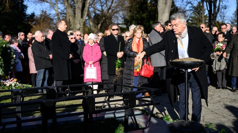 Minister of Culture Werner Kogler bids farewell to Otto Schenk. (Bild: MAX SLOVENCIK)