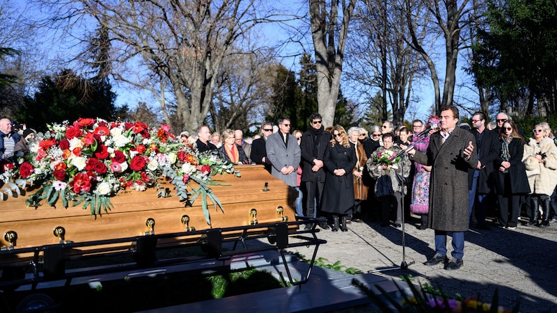 Konstantin Schenk spricht Abschiedsworte am Sarg seines Vaters. (Bild: APA/MAX SLOVENCIK)