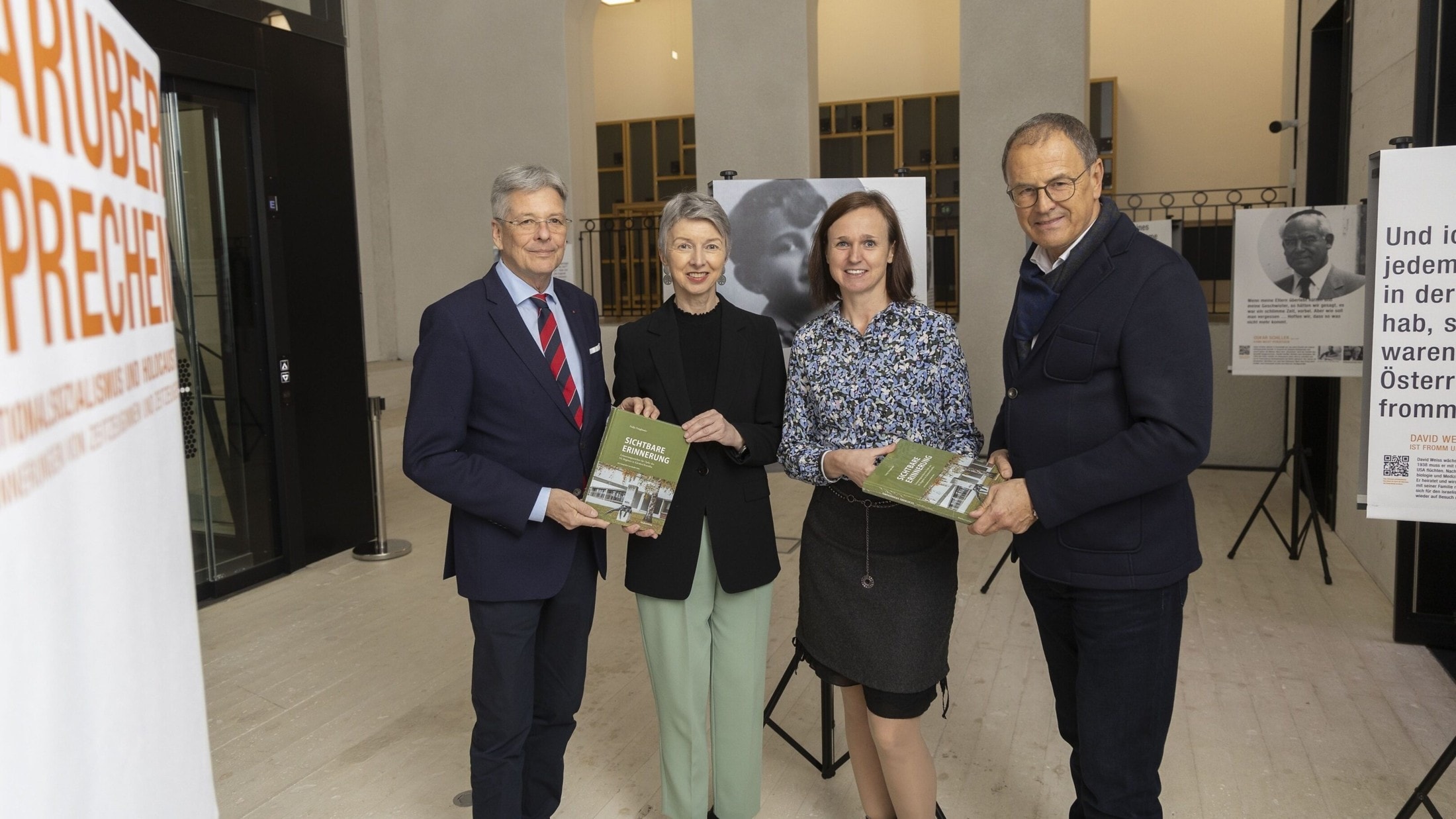 Sichtbare Erinnerung: LH Peter Kaiser, Vize Gaby Schaunig, Autorin Nadja Danglmaier und Kärnten Museum-Direktor Wolfgang Muchitsch. (Bild: LPD/Peter Just)