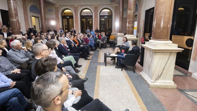 „darüber sprechen“ mit Peter Pirker vom Kärnten Museum und Nadja Danglmaier bei der Eröffnung der gleichnamigen Ausstellung im Kärnten Museum. (Bild: LPD/Peter Just)