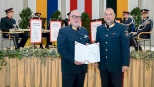 Offizielle Amtsübergabe: Generalmajor Erich Huber-Günsthofer (links) mit Generaldirektor Koenig.