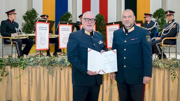 Offizielle Amtsübergabe: Generalmajor Erich Huber-Günsthofer (links) mit Generaldirektor Koenig. (Bild: Molnar Attila/Attila Molnar)