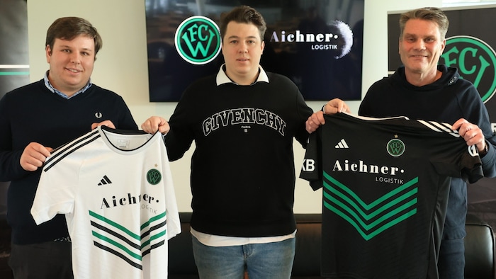Griesebner, Sponsor Aichner und Rauch mit den neuen Trikots.