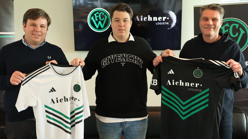 Griesebner, Sponsor Aichner und Rauch mit den neuen Trikots. (Bild: Michael Auer)