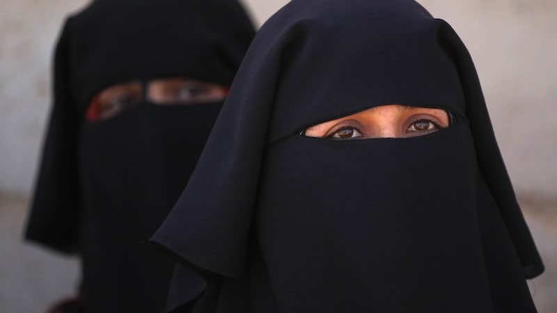 Wearing a burqa will be banned in the state civil service. (Bild: AFP/AFP or licensors)