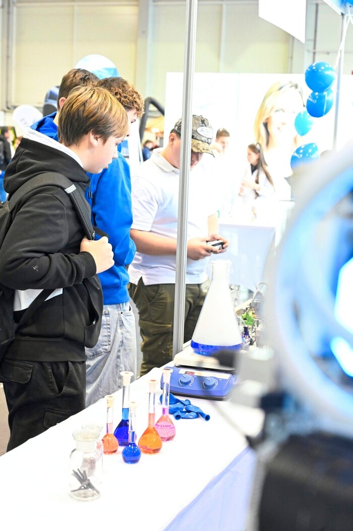 Chemische Reaktionen – das können die Jugendlichen auf der Messe hautnah erleben.