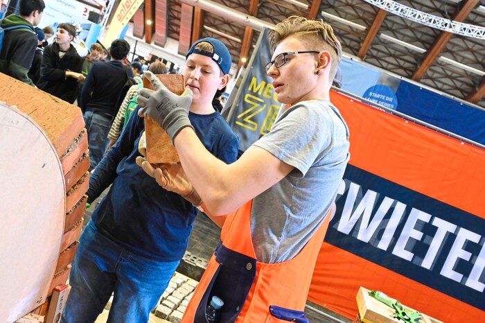 Schwieriger als es aussieht: Das Bauen einer Ziegelmauer weckte auch Interesse.