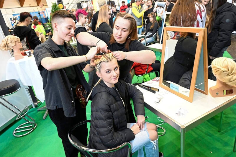 Haarige Angelegenheit: Große Freude haben die Kinder mit den Friseur-Lehrlingen (Bild: Evelyn Hronek)