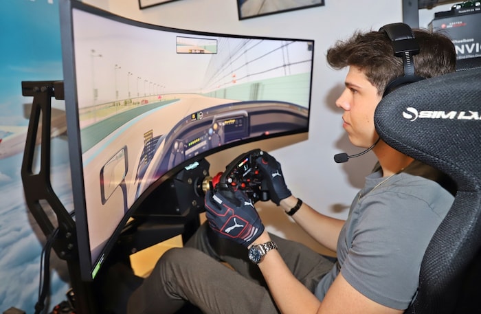 Hörzing daheim in Ebensee mit seinem rund 7500 Euro teuren Renn-Simulator.