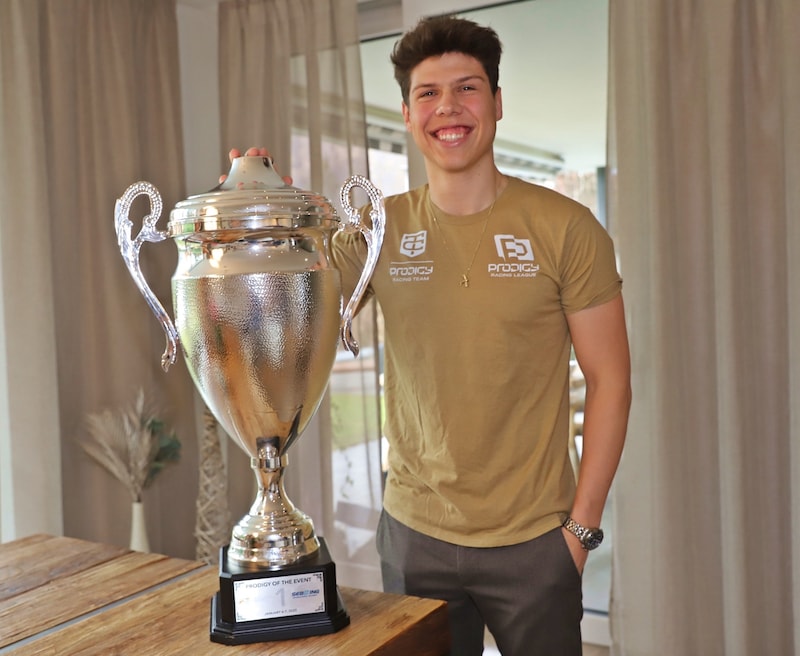 Das ist der Pokal, den Hörzing für seinen Premierensieg in der US-Rennserie in Sebring erhielt. (Bild: Hörmandinger Marion/Marion Hörmandinger)