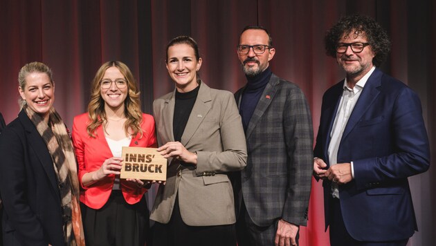 Das Team von Innsbruck Tourismus: Katharina Schnitzer-Zach (1. Obmann-Stv.), Barbara Plattner (Geschäftsführerin), Lisa Peer (2. Obmann-Stv.), Peter Paul Mölk (Obmann) und Thomas Pühringer (Aufsichtsratsvorsitzender) (Bild: Innsbruck Tourismus)