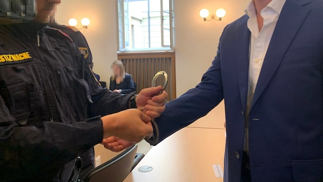 Instead of a luxury watch, the first-instance convicted crypto fraudster only gets handcuffs. (Bild: Wassermann Kerstin/Krone KREATIV)