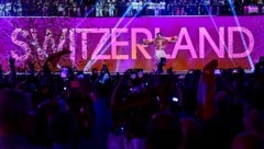 Weil die Schweiz im Vorjahr triumphiert hat (im Bild Sieger Nemo), darf sie heuer den Eurovision Song Contest ausrichten. (Bild: APA/AFP/Tobias SCHWARZ)