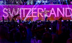 Weil die Schweiz im Vorjahr triumphiert hat (im Bild Sieger Nemo), darf sie heuer den Eurovision ...