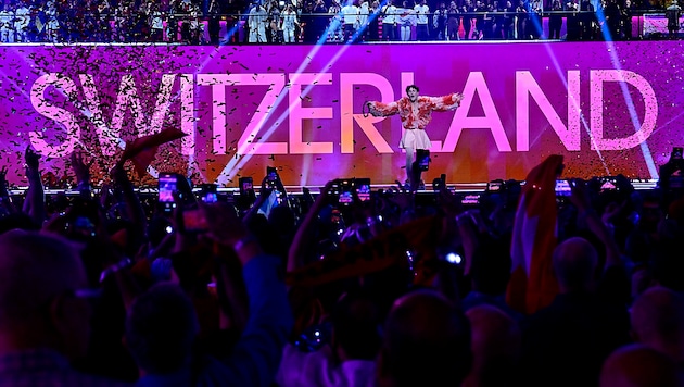 Weil die Schweiz im Vorjahr triumphiert hat (im Bild Sieger Nemo), darf sie heuer den Eurovision Song Contest ausrichten. (Bild: APA/AFP/Tobias SCHWARZ)