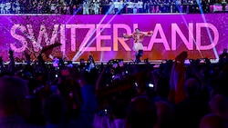 Weil die Schweiz im Vorjahr triumphiert hat (im Bild Sieger Nemo), darf sie heuer den Eurovision Song Contest ausrichten. (Bild: AFP/Tobias SCHWARZ)