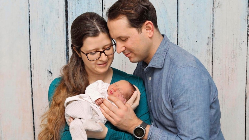 Viola Fasching und Gregor Weissensteiner mit Baby Anton Johannes (Bild: FOTOSTUDIO SEMLER)