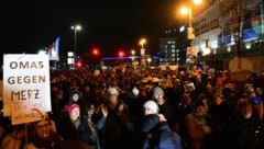 Aus Protest gegen die gemeinsame Abstimmung von Union und AfD für eine schärfere Migrationspolitik am Mittwoch im Bundestag hat das Bündnis „Zusammen gegen Rechts“ am Donnerstag zu einer Demonstration aufgerufen. (Bild: AFP)