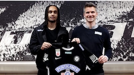 Neuzugang Soglo (l.) mit Sturm-Sportchef Parensen (r.) (Bild: SK Sturm Graz)