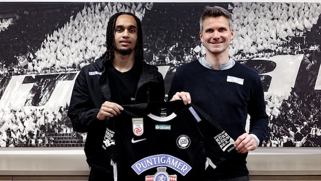 New signing Soglo (l.) with Sturm sporting director Parensen (r.) (Bild: SK Sturm Graz)