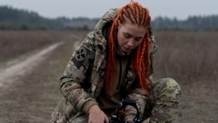 Eine Soldatin in der Ukraine (Bild: AFP/Tetiana Dzhafarova)