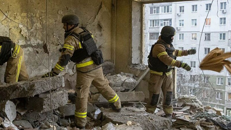 Die russischen Drohnen haben inzwischen eine größere Sprengkraft. (Bild: AP/Ukrainian Emergency Service)