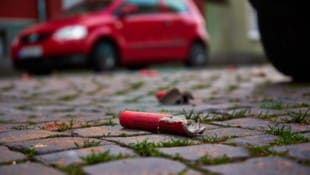 Ein Böller explodierte, die Täter rannten einfach weg. Ein 13-Jähriger wurde dabei am Oberschenkel verletzt.  (Bild: Kamzoom/Symbolbild)