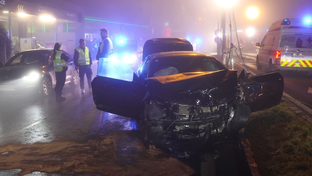 Battlefield road: In Traun, a fleeing driver rammed into a roadblock. (Bild: Matthias Lauber/laumat.at)