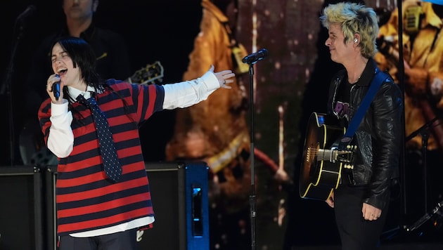 Billie Eilish stand mit Green Day auf der Bühne. (Bild: APA/AP Photo/Chris Pizzello)