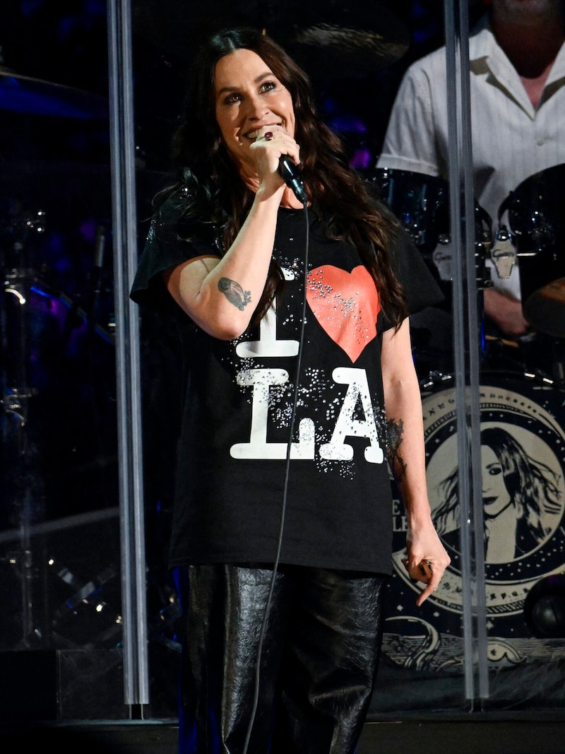 Alanis Morissette trug auf der Bühne des „FireAid“-Konzerts ein „I Love LA“-T-Shirt. (Bild: APA/Getty Images via AFP/GETTY IMAGES/Scott Dudelson)