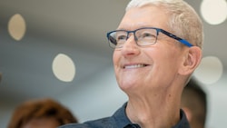 Apple-Chef Tim Cook hat gut lachen. (Bild: APA/AFP/Nic COURY)