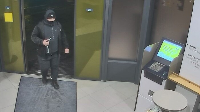 Die Polizei sucht diese Männer.