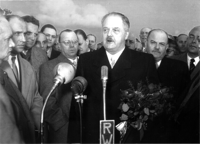 Julius Raab (3.v.r.) mit der Delegation Adolf Schärf, Leopold Figl, Bruno Kreisky und Ludwig ...