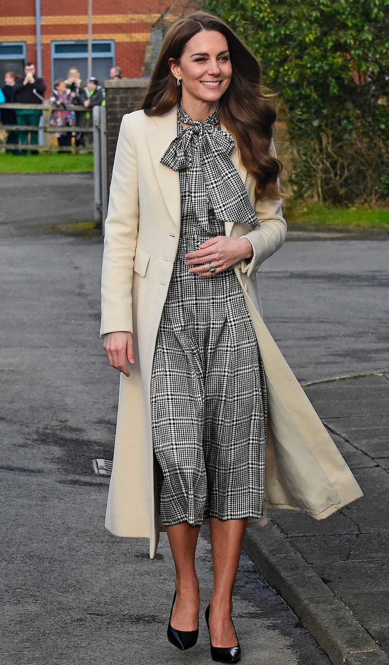 Prinzessin Kate beim Besuch in Wales in ihrem Lieblingskleid (Bild: AP/Rebecca Naden/Pool photo via AP)