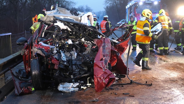 The driver of this car had no chance of survival when he crashed into a truck in Traun (Bild: Matthias Lauber/laumat.at)