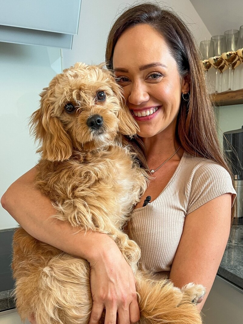 Sasa Schwarzjirg with her Lotti. (Bild: ORF)