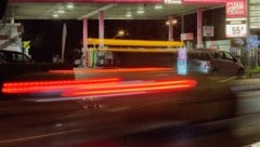 Eine Tankstelle in Deutschland lockte am Donnerstagabend Hunderte Autofahrer an. Der Grund: ein Preisirrtum an einer der Zapfsäulen. (Bild: APA/dpa/Georg Wendt)