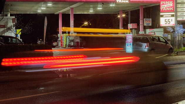 A petrol station in Germany attracted hundreds of drivers on Thursday evening. The reason: a price error at one of the pumps. (Bild: APA/dpa/Georg Wendt)