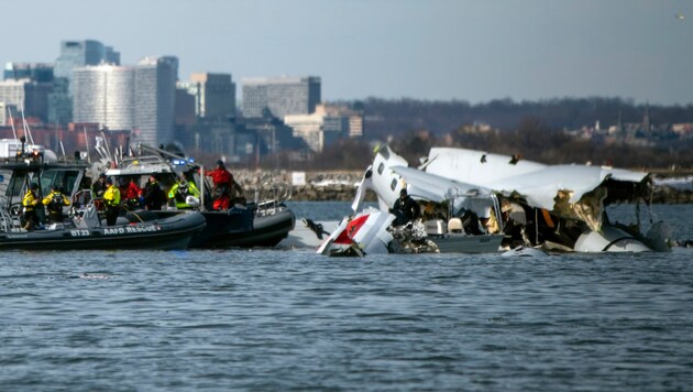 Wreckage can be seen in the Potomoac River near Ronad Reagan Airport. (Bild: ASSOCIATED PRESS)