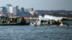 Wrackteile sind im Potomoac River in der Nähe des Ronad Reagan Airports zu sehen. (Bild: AP)