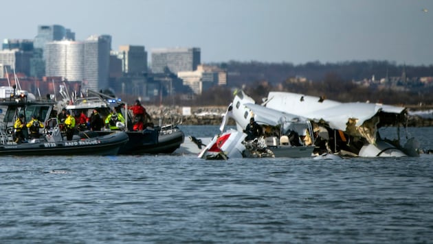 The recovery operation is continuing, but it is now clear that there are no survivors after the plane crash in Washington. (Bild: AP)