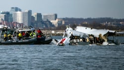 Bei den Ermittlungen rund um die Kollision einer Passagiermaschine und eines Militärhubschraubers in Washington sind Ermittler auf Ungereimtheiten bei den Angaben der Flughöhe gestoßen.  (Bild: AP)