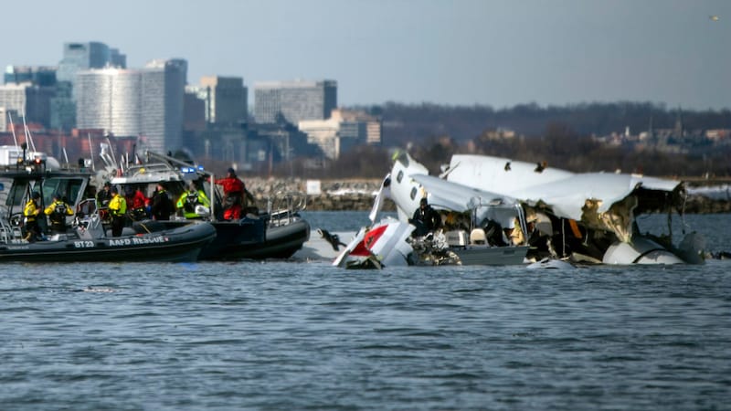 Wrackteile sind im Potomoac River in der Nähe des Ronad Reagan Airports zu sehen. (Bild: AP)