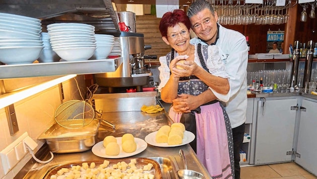 Andi Wojta took over the traditional Minoritenstüberl in Vienna with his beloved mother Getrude (she died in 2021). (Bild: Starpix/Alexander Tuma)