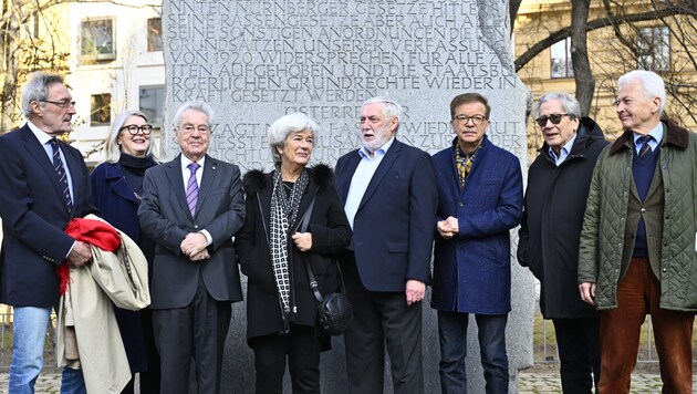 From the left: Heinz Mayer, Terezija Stoisits, Heinz Fischer, Heide Schmidt, Franz Fischler, Rudolf Anschober, Ferdinand Lacina and Michael Ikrath (Bild: APA/Hans Klaus Techt)