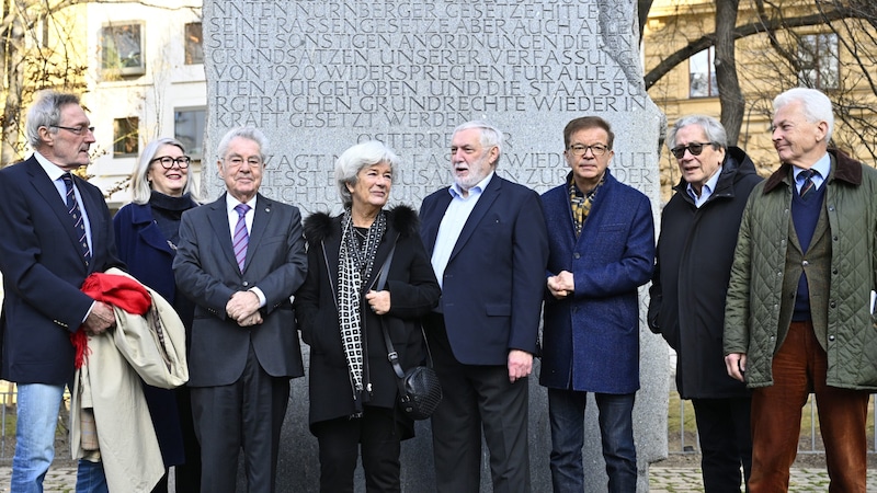 From the left: Heinz Mayer, Terezija Stoisits, Heinz Fischer, Heide Schmidt, Franz Fischler, Rudolf Anschober, Ferdinand Lacina and Michael Ikrath (Bild: APA/Hans Klaus Techt)