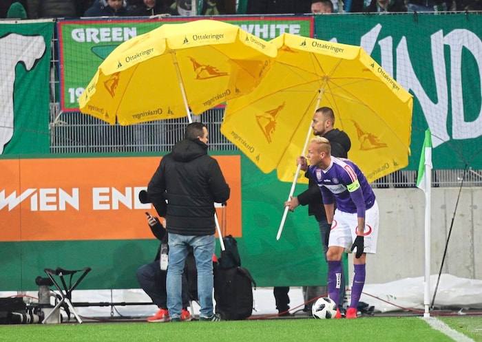 Im Derby mussten den Austria-Kapitän oft Ordner schützen.