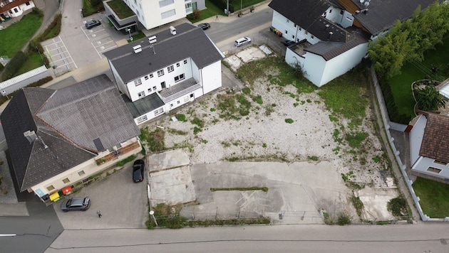 Auf dem rund 1700 Quadratmeter großen Grundstück in der Bahnhofstraße 14 in Vorchdorf könnten statt eines Hotels ein Wohnhaus gebaut werden. (Bild: Wolfgang Spitzbart .)