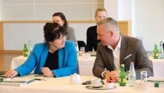 Erste gemeinsame Regierungsklausur: LH-Stv. Manuela Khom (ÖVP) und LH Mario Kunasek (Bild: Jauschowetz Christian)