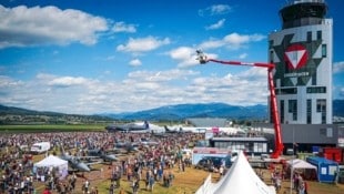 Der Tower am Flugplatz Hinterstoisser in Zeltweg (im Bild bei der Flugshow Airpower)  (Bild: Pail Sepp)